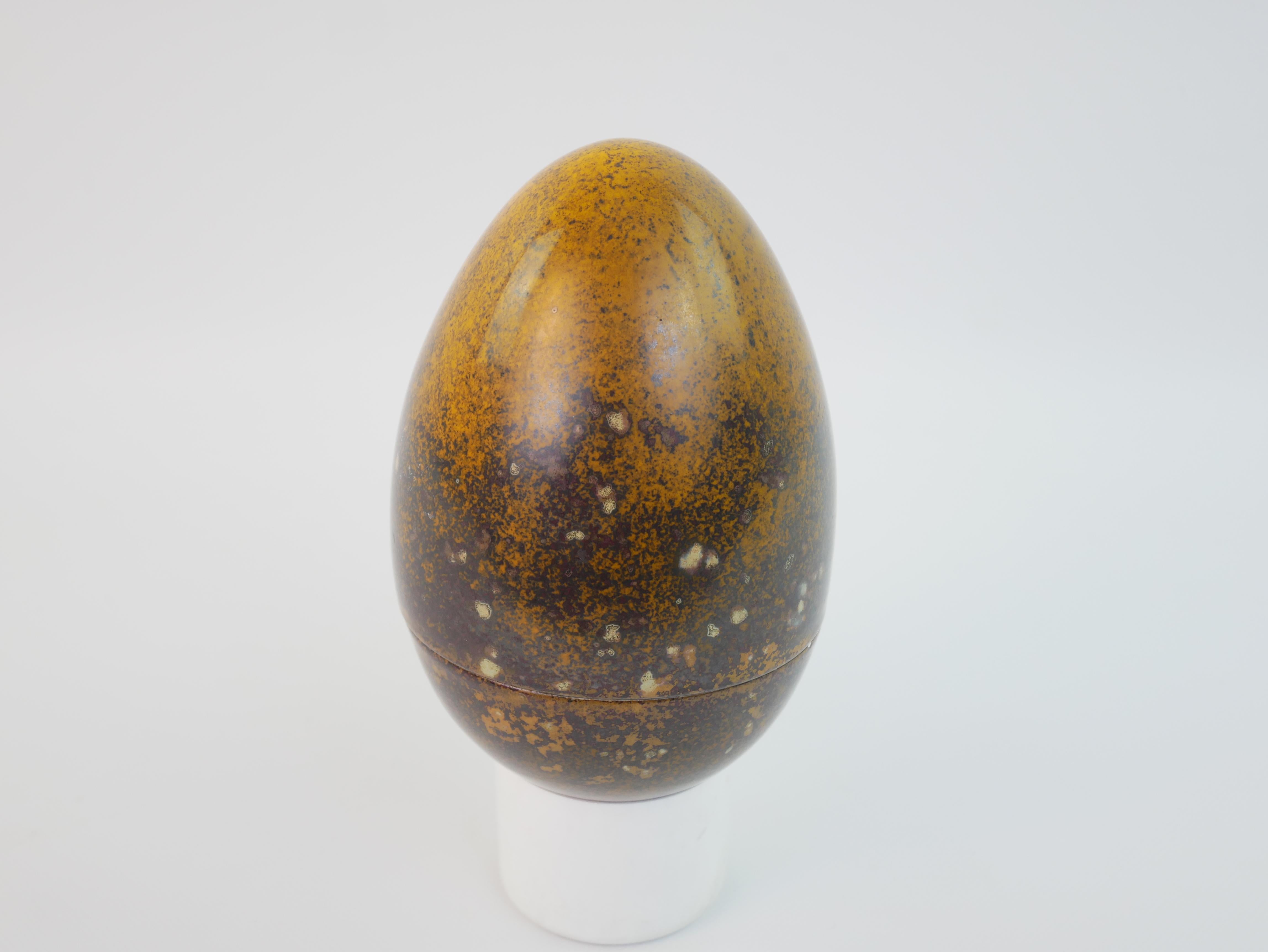 Escultura ocre de cerámica Hans Handberg en forma de caja de huevos hacia 1960 mediados del siglo XX en venta