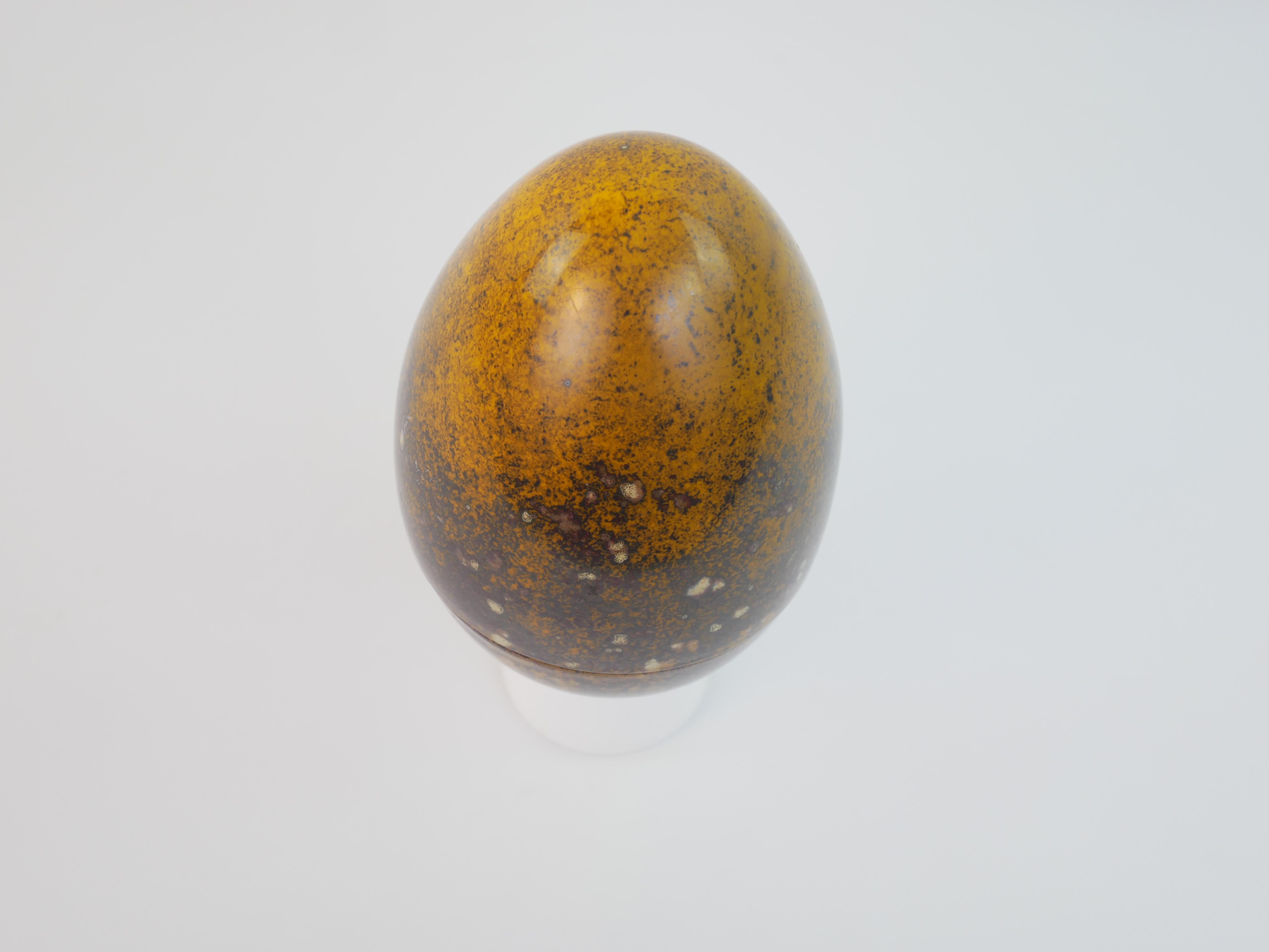 Escultura ocre de cerámica Hans Handberg en forma de caja de huevos hacia 1960 Cerámico en venta
