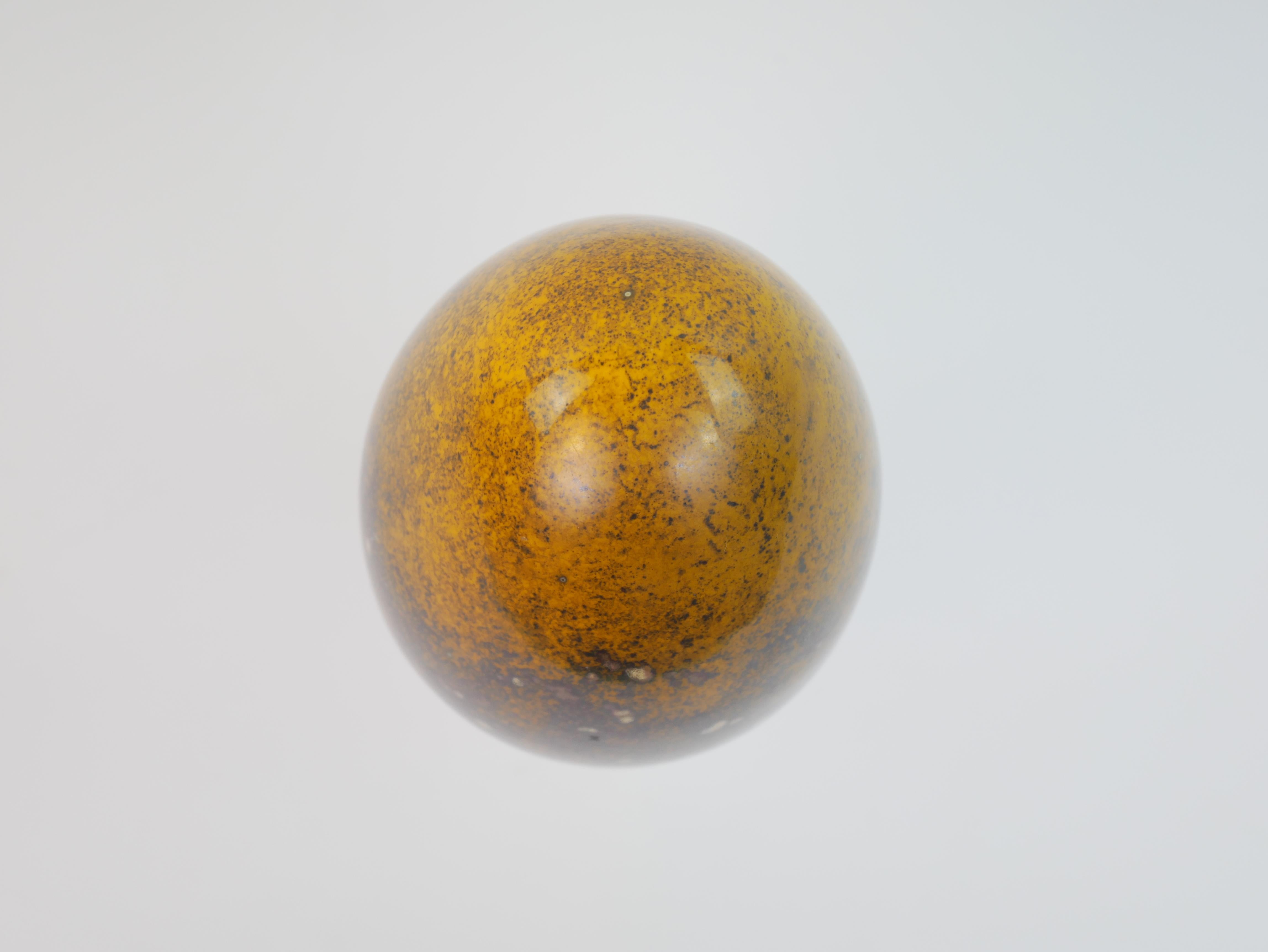 Escultura ocre de cerámica Hans Handberg en forma de caja de huevos hacia 1960 en venta 1
