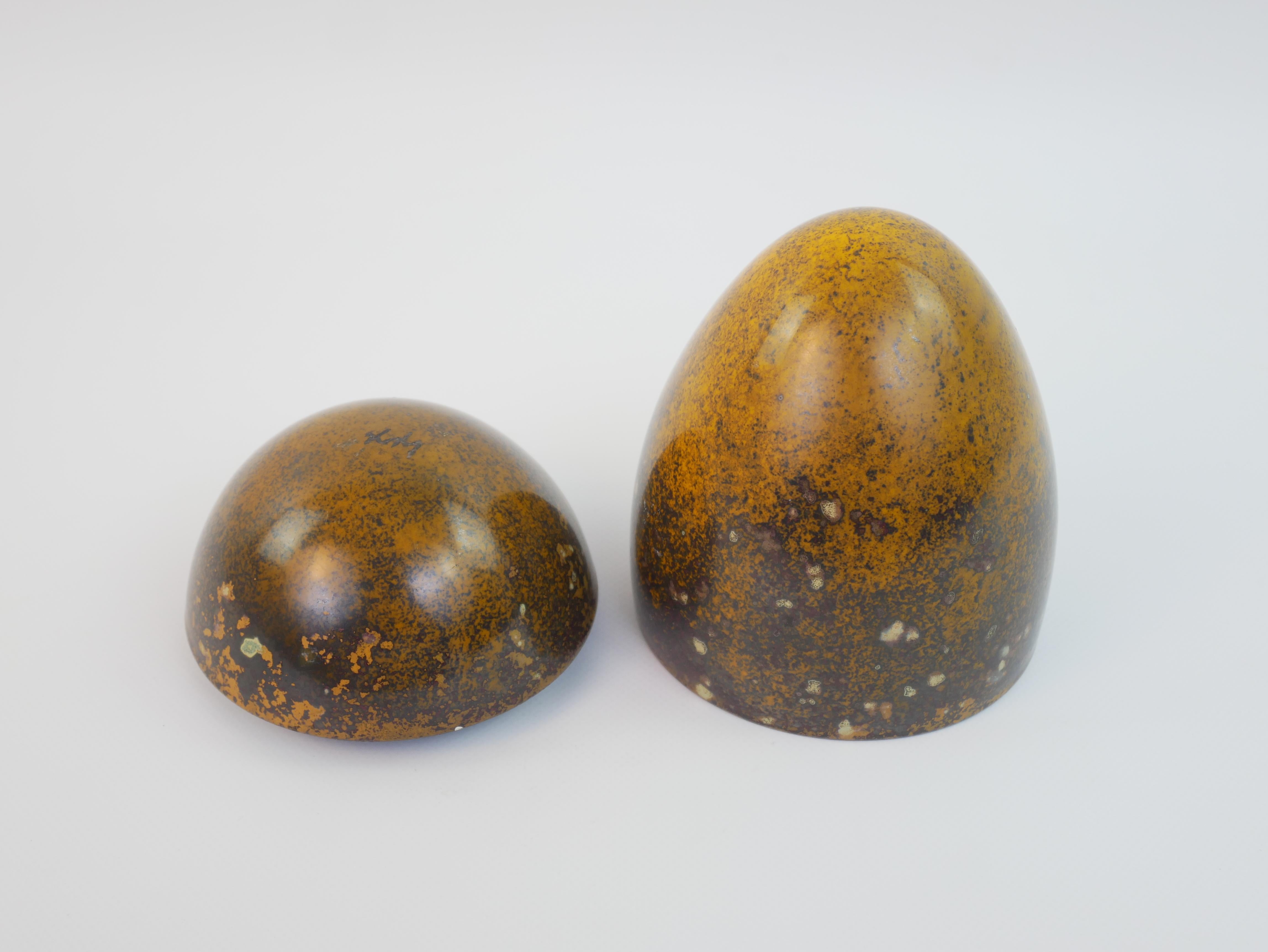 Escultura ocre de cerámica Hans Handberg en forma de caja de huevos hacia 1960 en venta 2