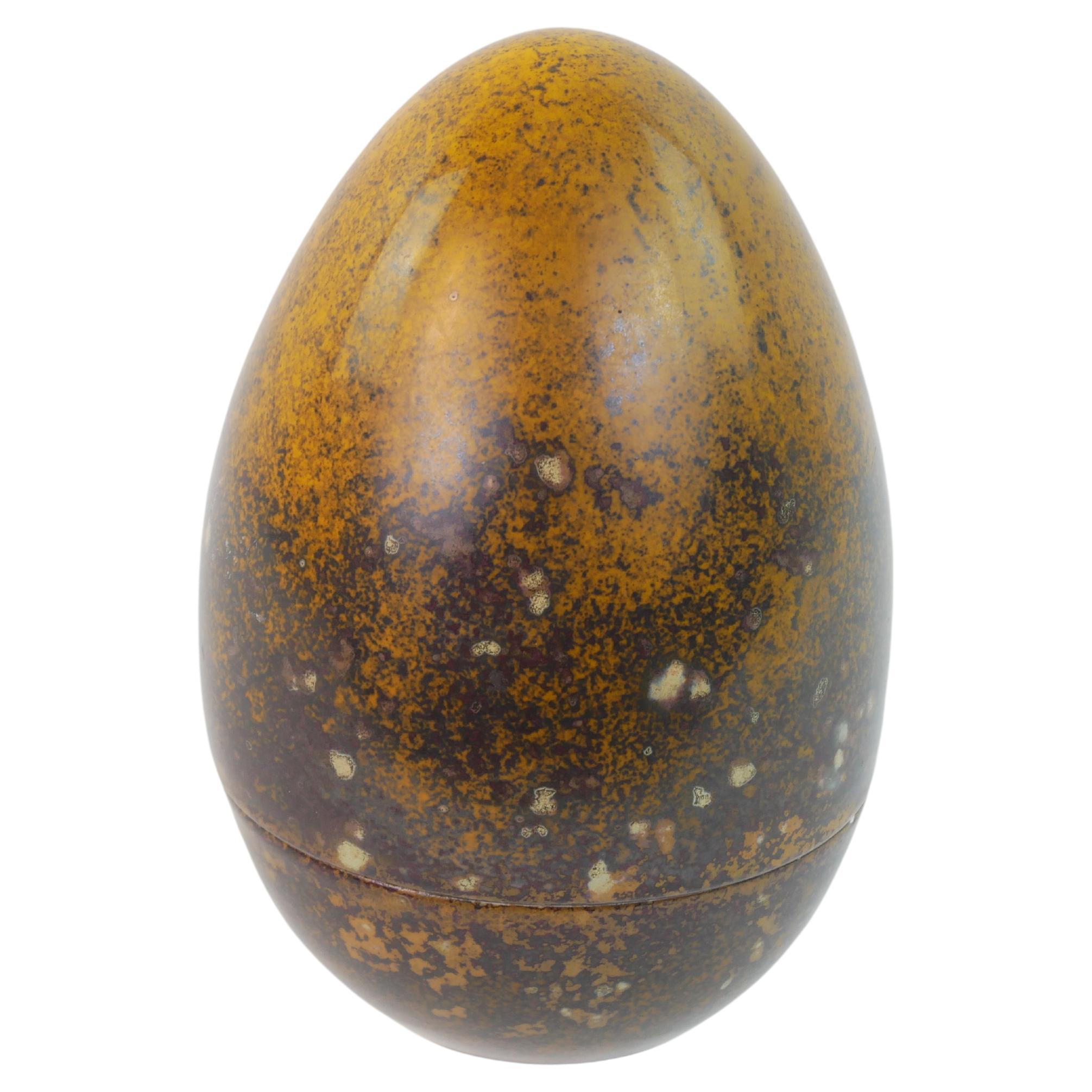 Escultura ocre de cerámica Hans Handberg en forma de caja de huevos hacia 1960 en venta