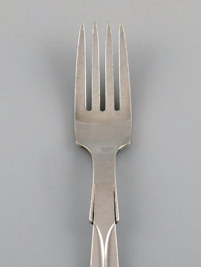 Hans Hansen silverware no. 7. Art Deco dinner fork in sterling silver. 1930s. 
Four forks are available.
Measure: Length: 18 cm.
In excellent condition.
Stamped.
Our skilled Georg Jensen silversmith/goldsmith can polish all silver and gold so
