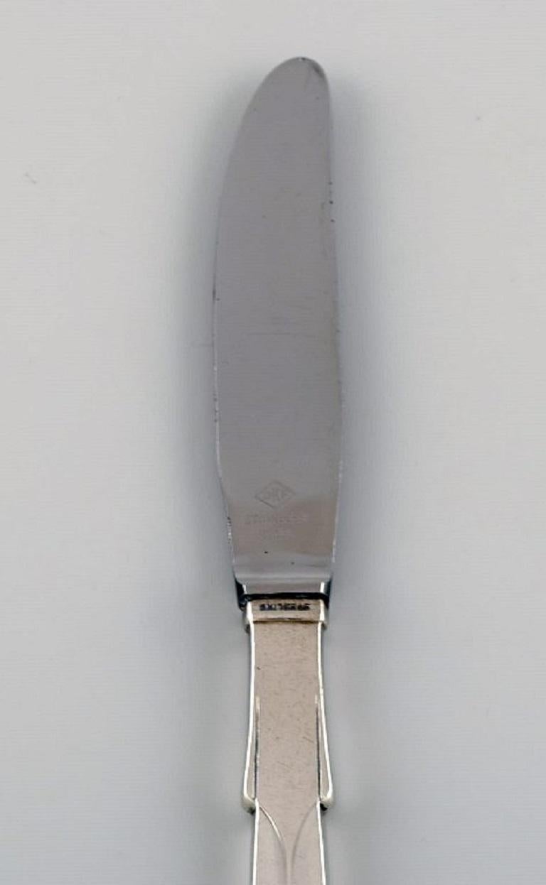 Hans Hansen silverware no. 7. Art Deco dinner knife in sterling silver and stainless steel. 1930s. 
Four knives are available.
Length: 22.2 cm.
In excellent condition.
Stamped.
Our skilled Georg Jensen silversmith/goldsmith can polish all
