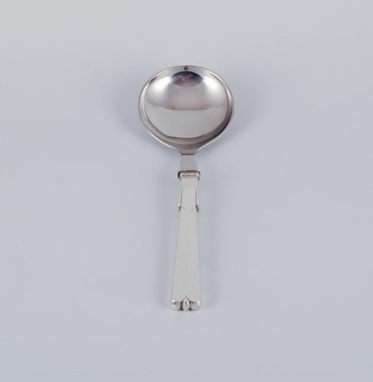 Hans Hansen, Danish silversmith. Art Deco serving spoon in sterling silver with a stainless steel blade.
Marked.
Approximately from the 1930s.
Dimensions: Length 22.8 cm x Width 7.0 cm.