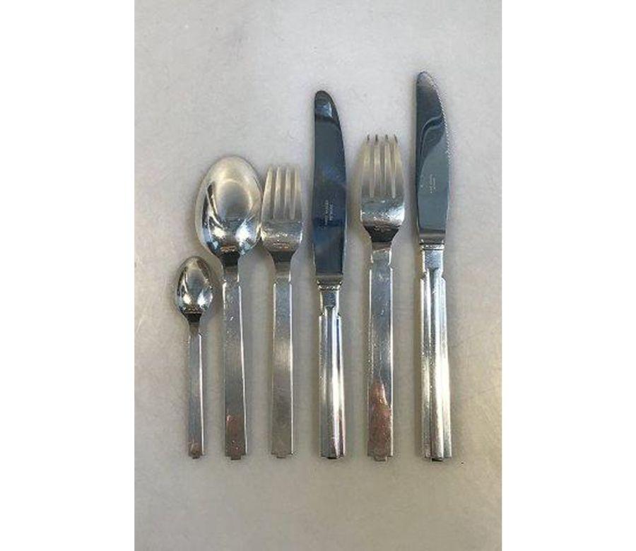 Hans Hansen Arvesølv No 18 Sterling silver set for 12 people (72 pcs)
 
 Set consists of
 
12 x dinner knives 22.4 cm l 8.81