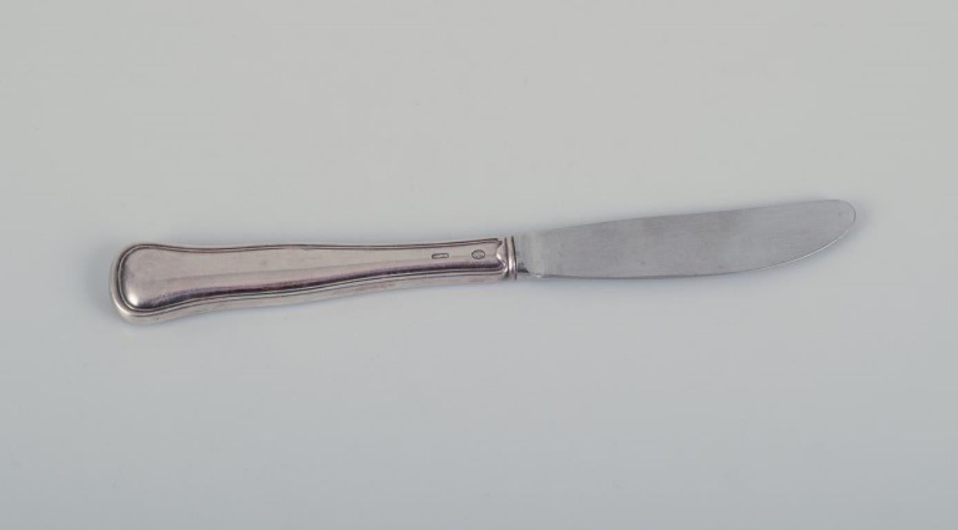 Hans Hansen, Cohr, and other Danish silversmiths.
Five different knives in 830 silver and sterling silver.
Classic and modernist design.
Including one 