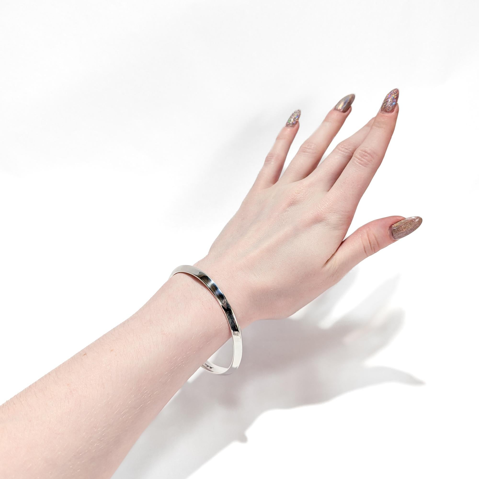 Un raffinato bracciale danese moderno firmato.

In argento sterling.

Di Hansen.

Modello n. 241.

Con un bordo smussato.

Marcato all'interno.

Un design Hansen semplicemente meraviglioso!

Data: 
20° secolo

Condizioni generali:
Nel complesso è in