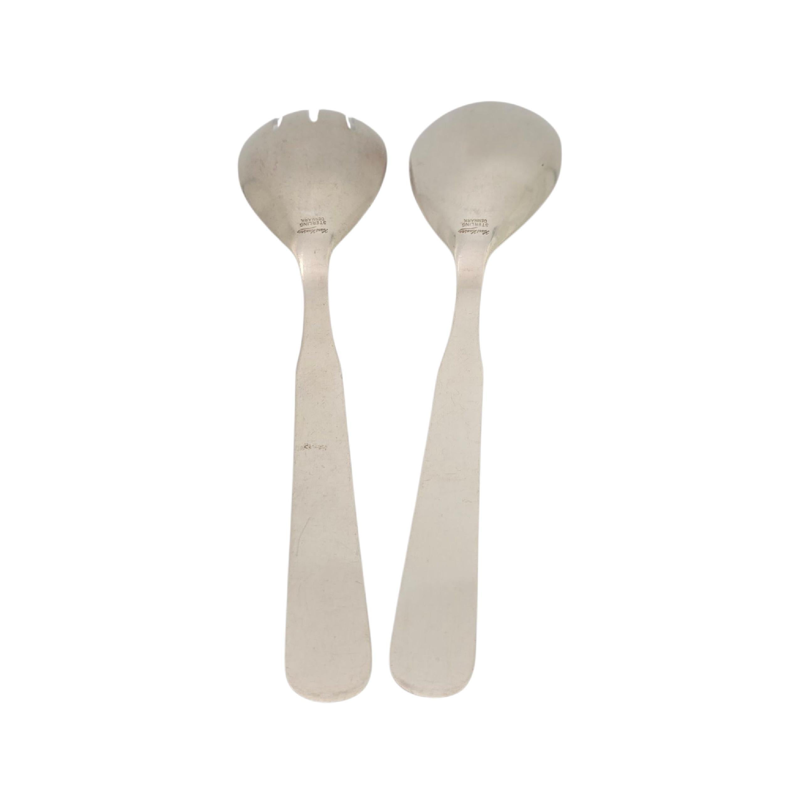 Hansen Denmark Sterling Silver Salad Fork & Spoon Serving Set

Hans Hansen était un éminent designer danois du milieu du XXe siècle. Ce set de service comprend une fourchette et une cuillère avec des manches ronds, des bols ronds et des dents en