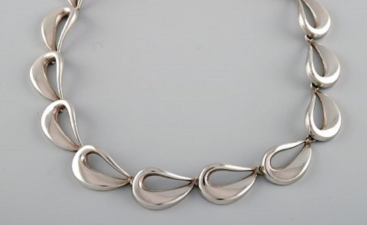 Hans Hansen for Georg Jensen. Necklace in sterling silver. Mid-20th century.
Full length: 39.5 cm.
Width: 1.8 cm.
In very good condition.
Stamped.