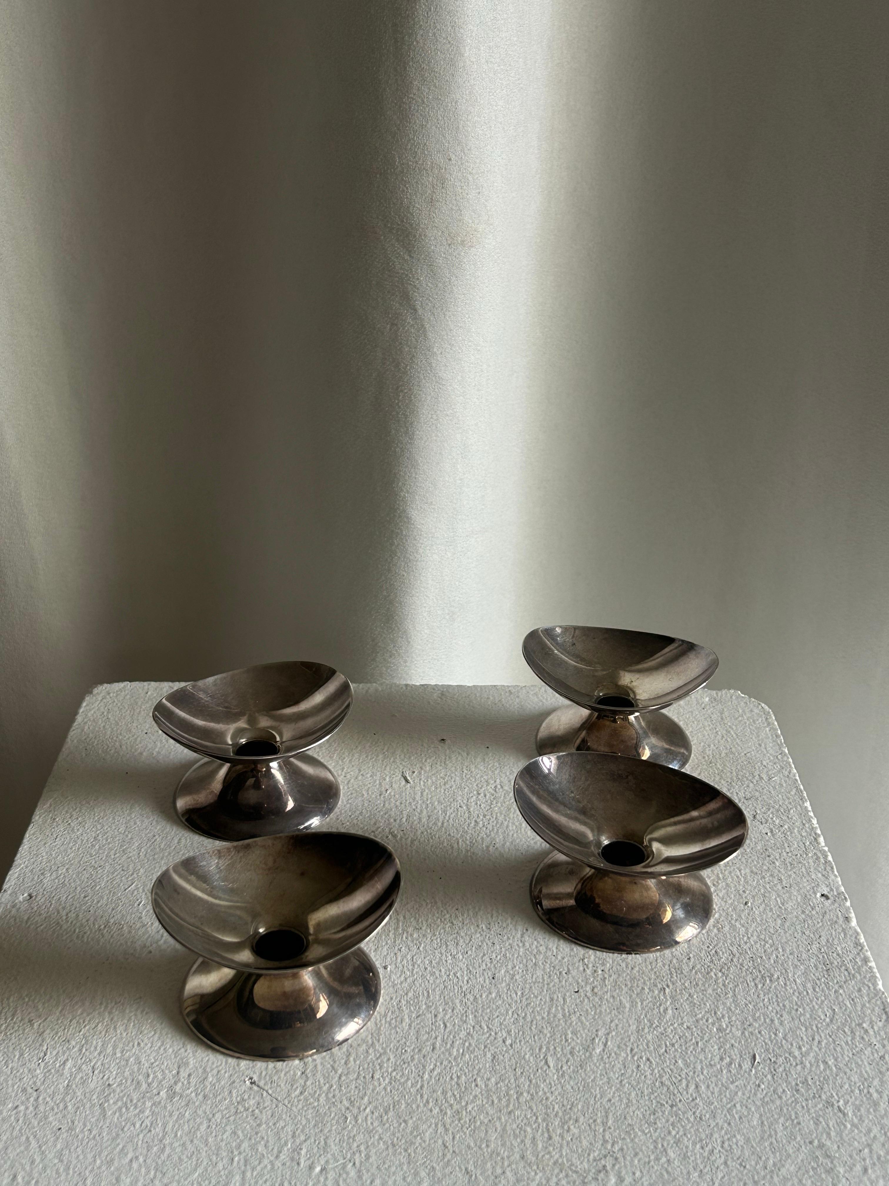 Scandinave moderne Hans Hansen Ensemble de quatre bougeoirs en argent sterling, Danemark, c.C. 1960. en vente