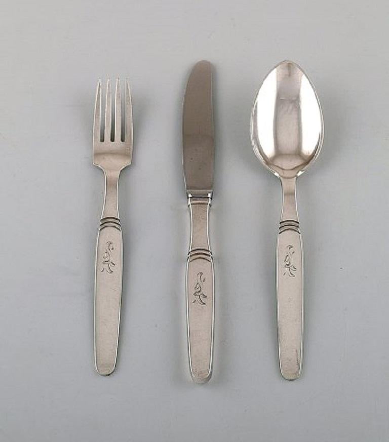Hans Hansen silver cutlery number 16. Complete Art Deco lunch service for twelve people. Danish design, 1930s.
Consisting of twelve lunch forks, twelve lunch knives, twelve lunch spoons, and two meat forks.
The knife measures: 18.7 cm.
The meat
