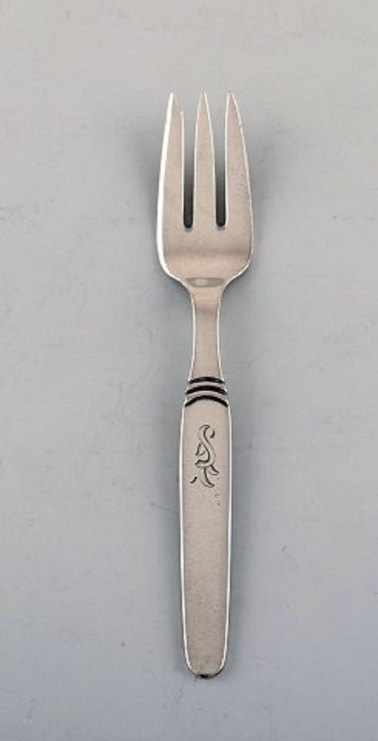 Hans Hansen silver cutlery number 16. Twelve Art Deco pastry forks in silver 830. Dated 1942.
Measures: 13 cm.
In very good condition.
Stamped.
       