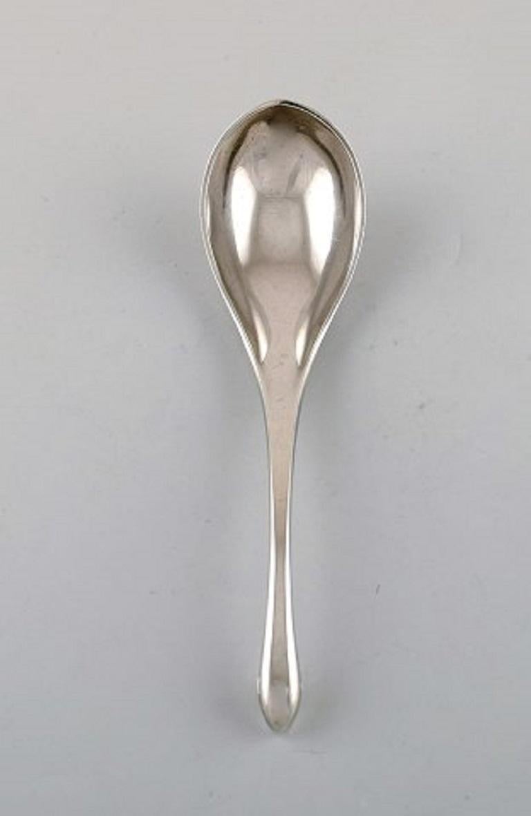 Hans Hansen silver cutlery. Rare spoon in sterling silver. Danish design, mid-20th century.
Measures: 17.5 cm.
In perfect condition.
Stamped.