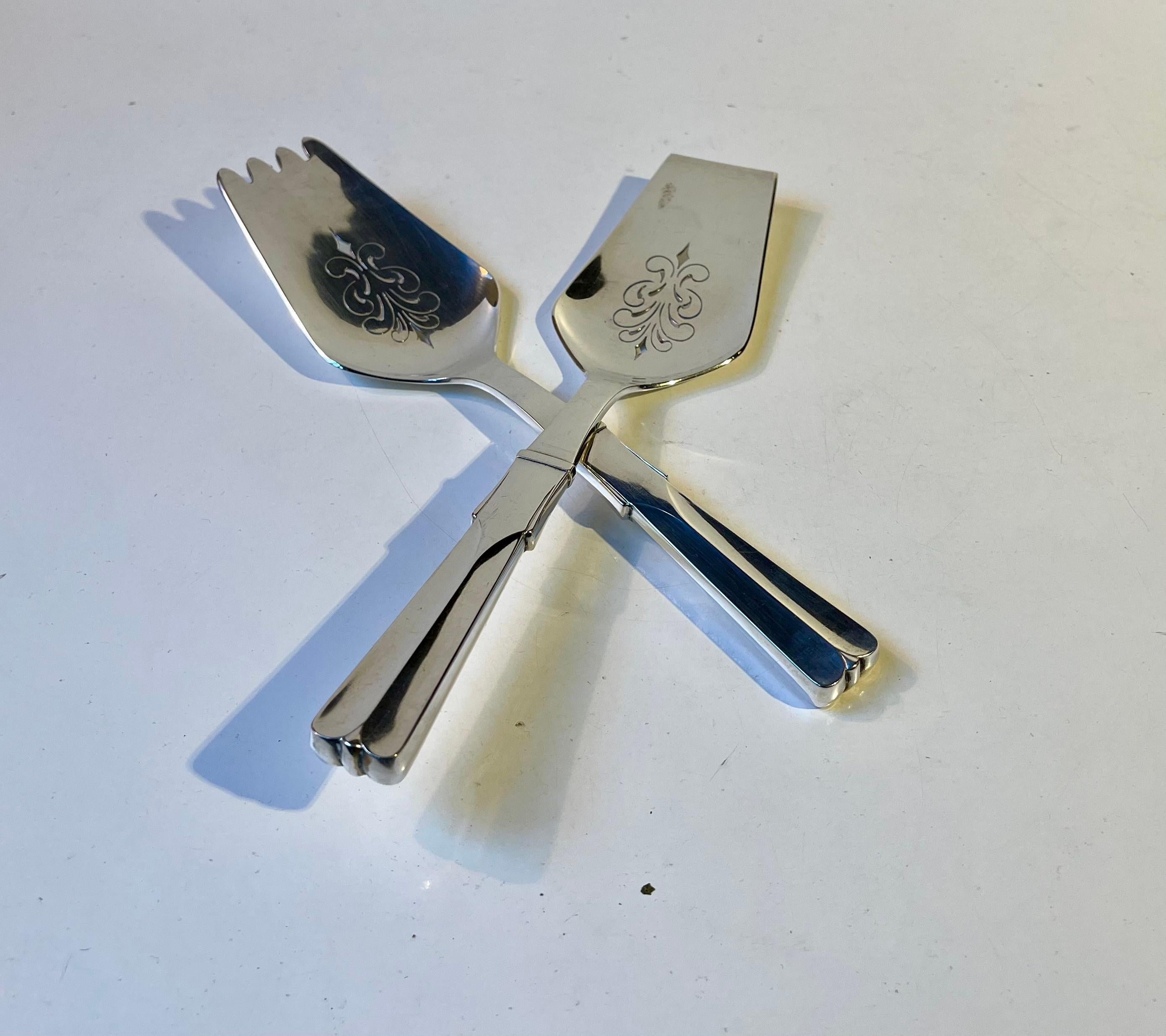 A Hans Hansen design dating from the 1930s. A stylish Silver Fish Serving Set called No. 7 / Arvesølv nr. 7. Crafted by the Hans Hansen Silversmithy in Kolding, Denmark.  

Measurements: L. 25,5 cm./ 10 inches, W: 6.5 cm, Depth: 2 cm
