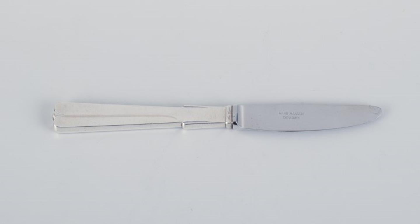 Hans Hansen silverware, Arvesølv no. 7. Art Deco lunch knife in sterling silver and stainless steel.
1940s.
Stamped.
In excellent condition, knife blade with minor wear.
Dimensions: L 18.8 cm.
Our skilled Georg Jensen silversmith/goldsmith can