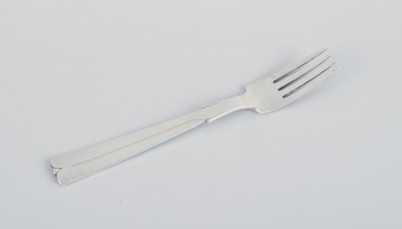 Hans Hansen silverware, Arvesølv no. 7. Two Art Deco lunch forks in Danish 830 silver.
Marked.
Dated 1938 + 1945.
In excellent condition.
Dimensions: L 16.3 cm.
Our skilled Georg Jensen silversmith/goldsmith can polish all silver and gold, so it