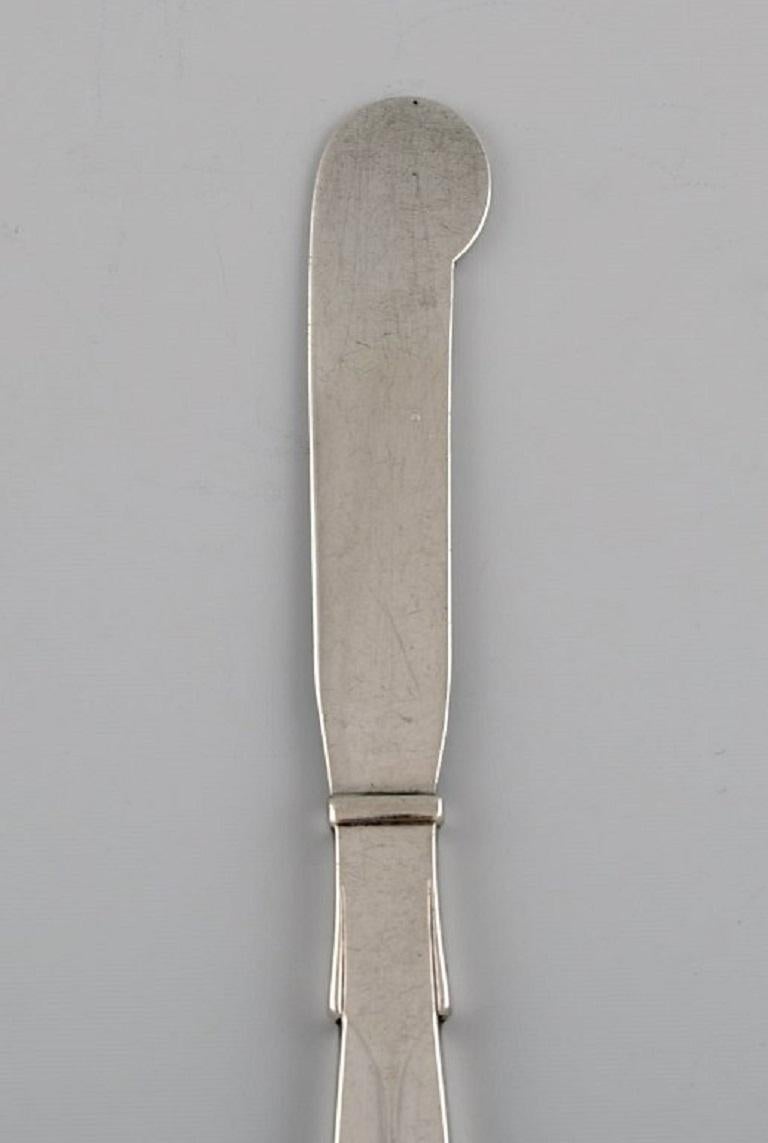 Argenterie Hans Hansen no. 7. Couteau à beurre Art Déco en argent massif 830. Daté de 1934.
Mesure : Longueur : 14,2 cm.
En parfait état.
Estampillé.
Notre orfèvre Georg Jensen qualifié peut polir l'argent et l'or pour qu'ils paraissent neufs.