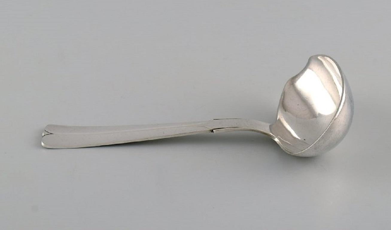 Hans Hansen silverware no. 7. Art Deco sauce spoon in sterling silver. 1930s.
Measure: Length: 16.5 cm.
In excellent condition.
Stamped.
Our skilled Georg Jensen silversmith/goldsmith can polish all silver and gold so that it appears new. The