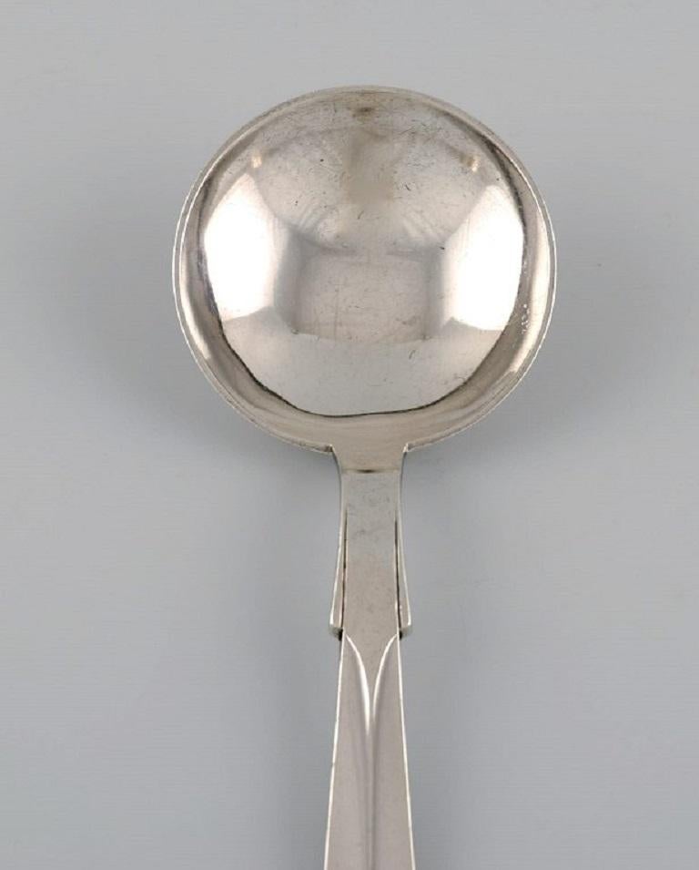 Hans Hansen silverware no. 7. Art Deco serving spoon in silver 830. Dated 1936.
Length: 21.5 cm.
In excellent condition.
Stamped.
Our skilled Georg Jensen silversmith/goldsmith can polish all silver and gold so that it appears new. The price is