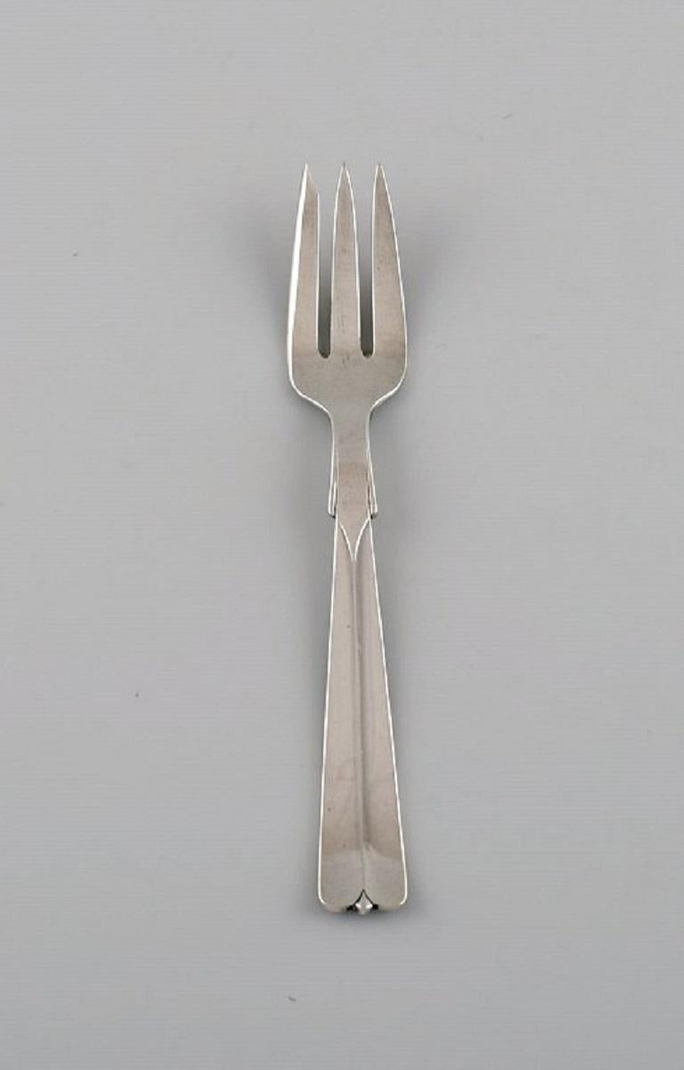 L'argenterie Hansen no. 7. Huit fourchettes à pâtisserie Art Déco en argent 830. 1930s.
Longueur : 13 cm.
En parfait état.
Estampillé.
Notre orfèvre Georg Jensen peut polir l'argent et l'or pour qu'ils paraissent neufs. Le prix est très