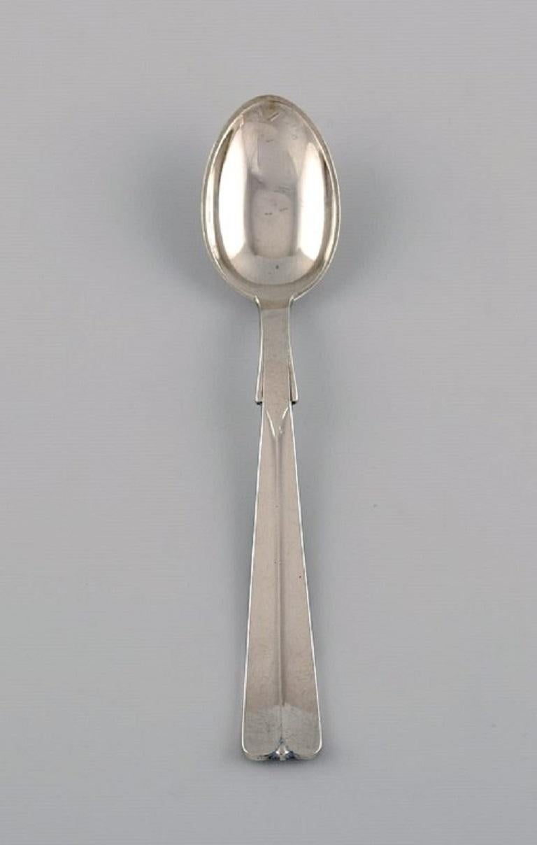 Hans Hansen silverware no. 7. Eight Art Deco silver, 830 teaspoons. 1930s.
Measure: Length: 11.5 cm.
In excellent condition.
Stamped.
Our skilled Georg Jensen silversmith/goldsmith can polish all silver and gold so that it appears new. The price