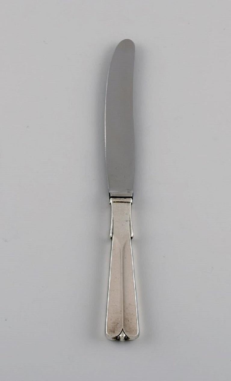 Hans Hansen silverware no. 7. Four Art Deco fruit knives in silver 830 and stainless steel. 1930s.
Length: 16.5 cm.
In excellent condition.
Stamped.
Our skilled Georg Jensen silversmith/goldsmith can polish all silver and gold so that it appears