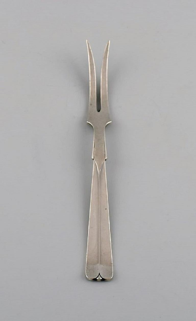 Hans Hansen silverware no. 7. Two Art Deco cold meat forks in silver 830. 
Dated 1936.
Length: 15 cm.
In excellent condition.
Stamped.
Our skilled Georg Jensen silversmith/goldsmith can polish all silver and gold so that it appears new. The