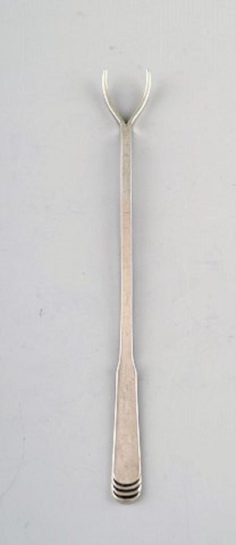 Hans Hansen silverware number 15. A set of six cocktail picks / nut picks in silver, 1930s-1940s.
Measures: 11.5 cm.
In very good condition.
Stamped.