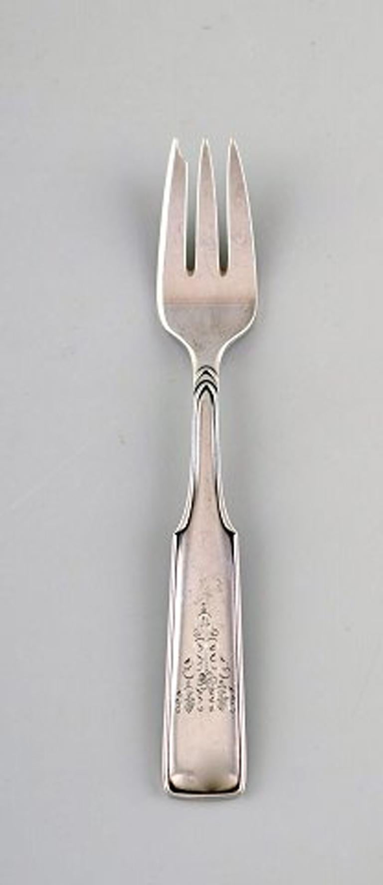 Hans Hansen silverware number 2. Set of 12 pastry forks in all silver.
Measures: 13.5 cm.
Perfect condition.
Stamped.