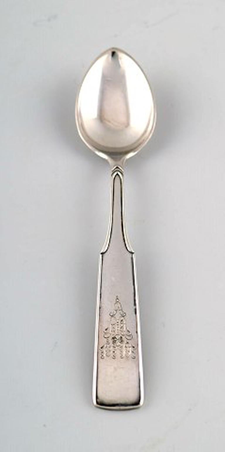 Hans Hansen silverware number 2. Set of 8 coffee spoons in all silver, 1937.
Measures: 12 cm.
Perfect condition.
Stamped.