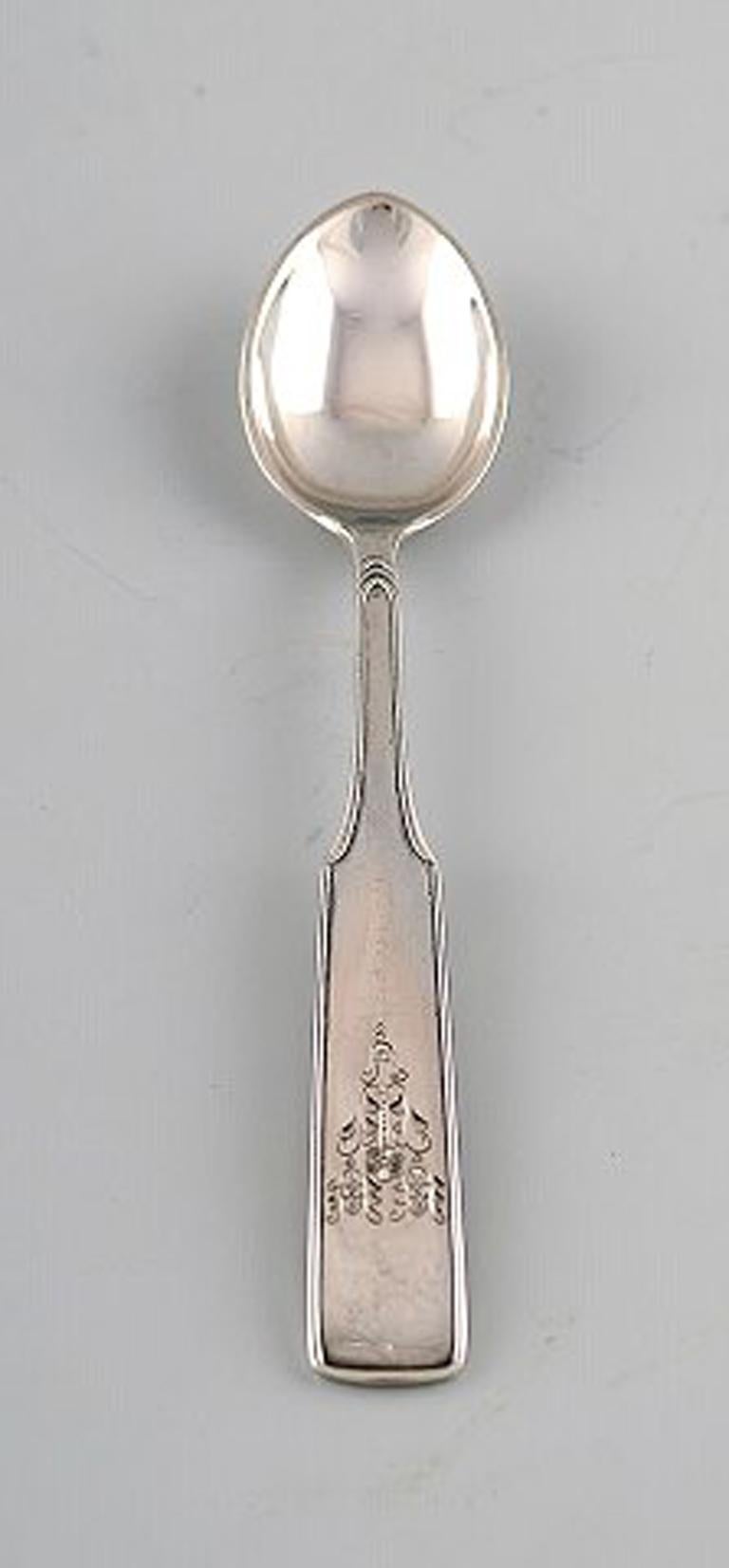 Hans Hansen silverware number 2. Set of six coffee spoons in all silver, 1937.
Measures: 10.5 cm.
Perfect condition.
Stamped.