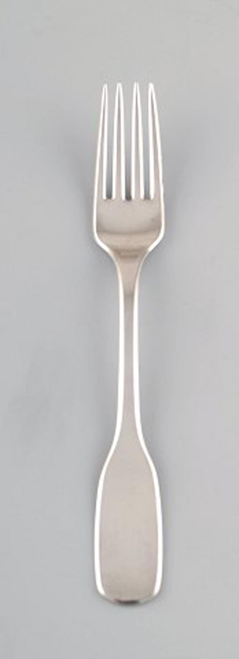 Hans Hansen silverware Susanne, dinner fork in sterling silver.
Measures: 18 cm.
Perfect condition.
Stamped.
2 pieces in stock.
