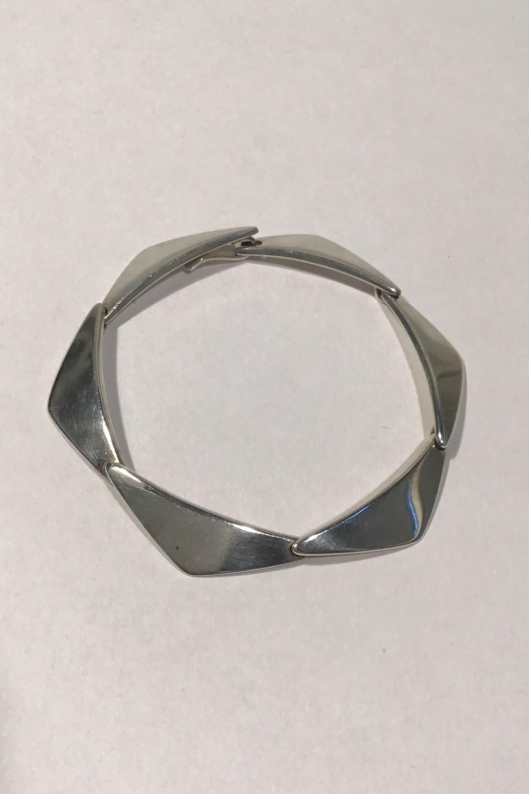 Hans Hansen Sterling Silver Bracelet No 238 (6 links)

Measures L 17.5 cm(6 57/64 in) 
Weight 16.1 gr/0.57 oz