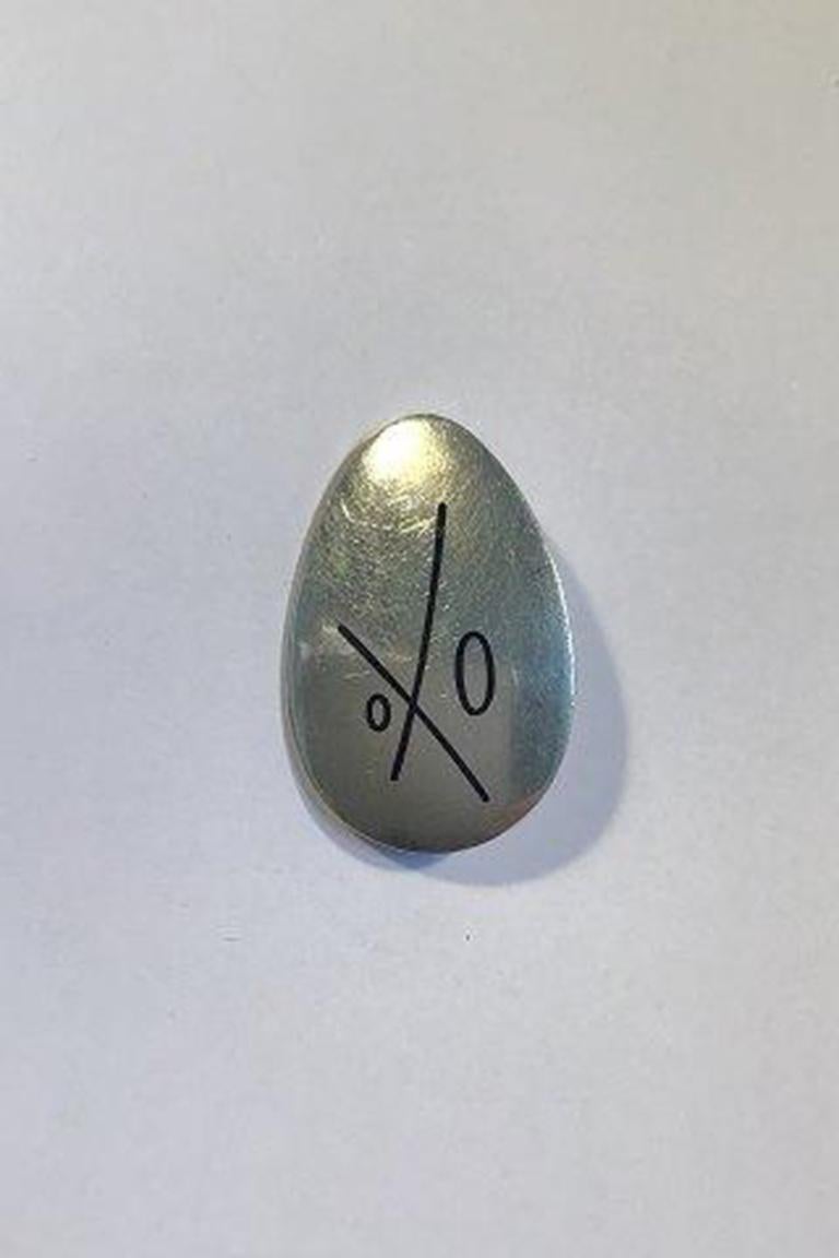 Spilla in argento Hans Hansen n. 112.

Misura 4,1 cm / 1 39/64 in. Pesa 17 grammi.