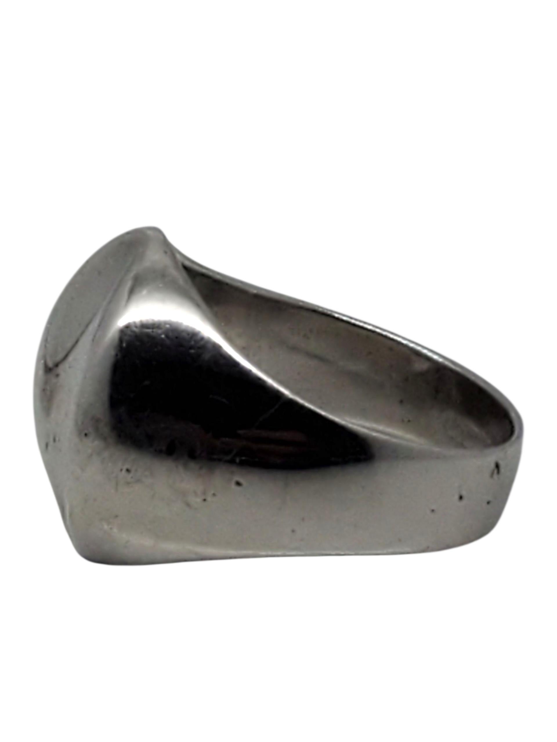 Anello Modernista in argento Sterling di Hans Hansen -

Questo autentico anello in argento Hansen è caratterizzato da una splendida forma curva e lucida che cattura la luce da ogni angolazione.

Dimensione: 9

Larghezza: 18.5 mm

Gambo: 5,3