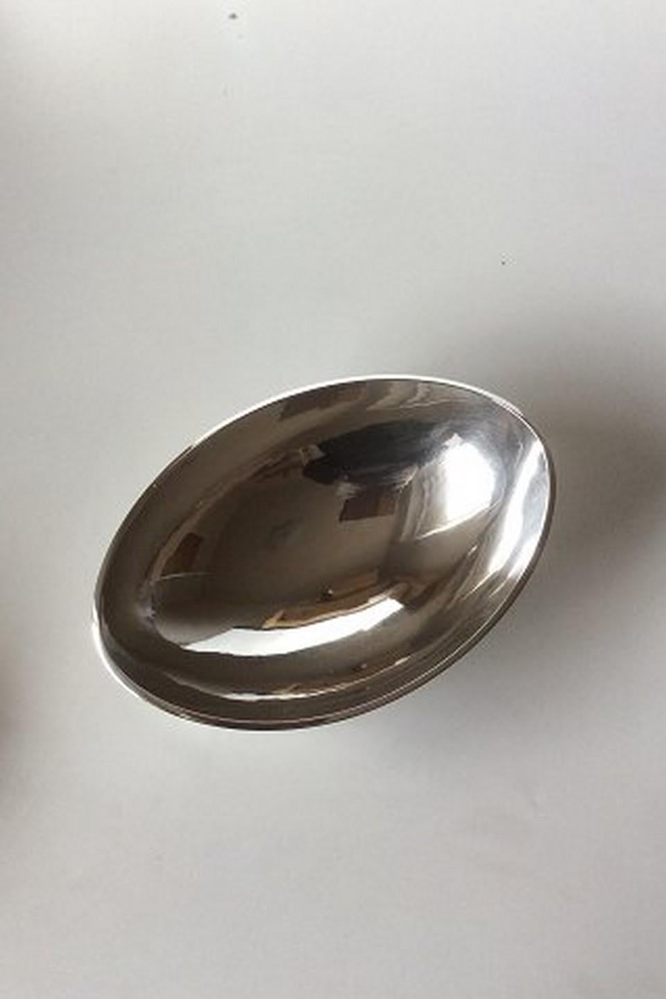 Hans Hansen sterling silver oval bowl no 396. Measures: 22.5 cm x 15.7 cm x 6 cm / 8 55/64