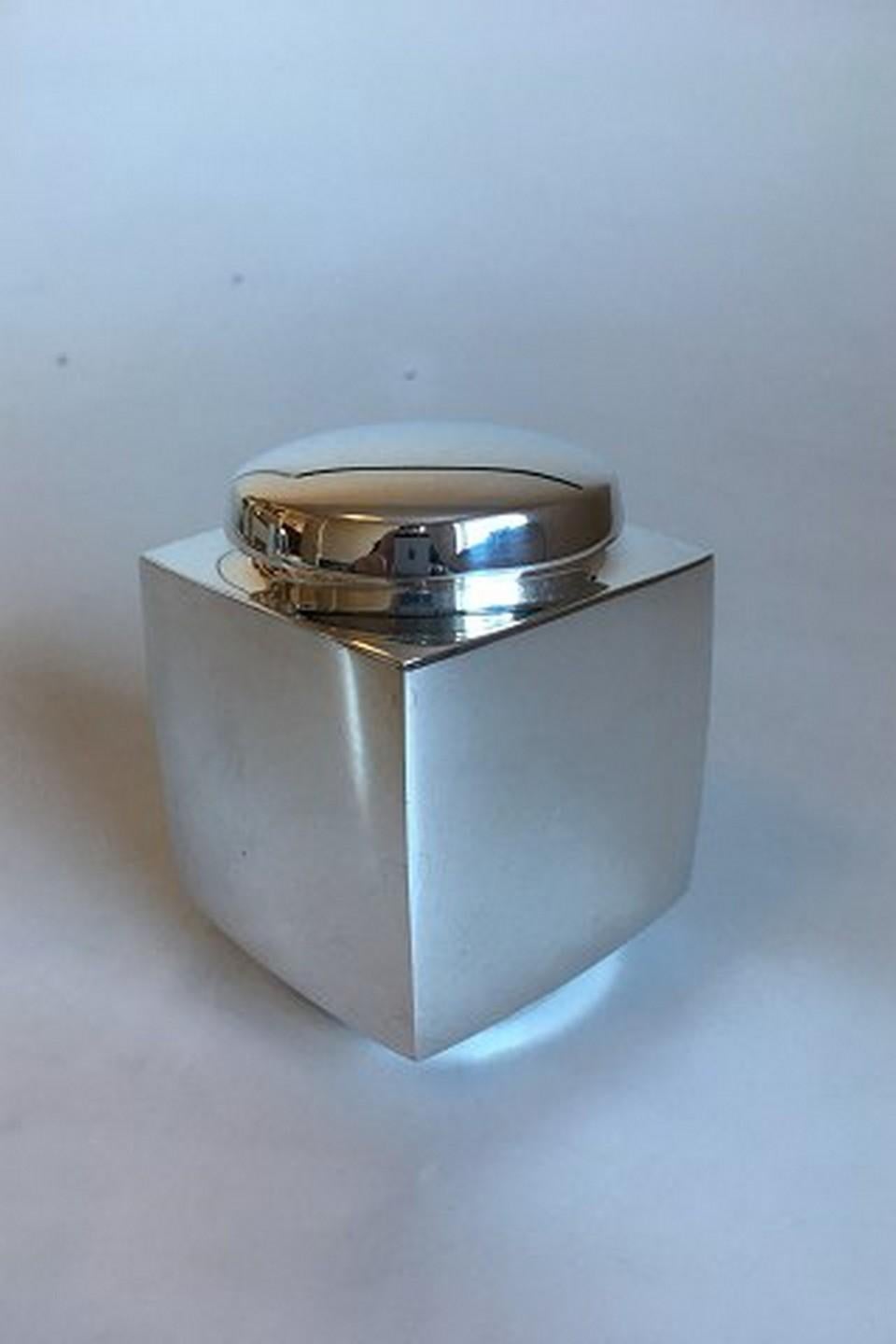 Hans Hansen sterling silver square tea box with round lid by Karl Gustav Hansen No. 2/100 from 1984. Measures 8.5 x 7 x 7 cm / 3 11/32 x 2 3/4 x 2 3/4