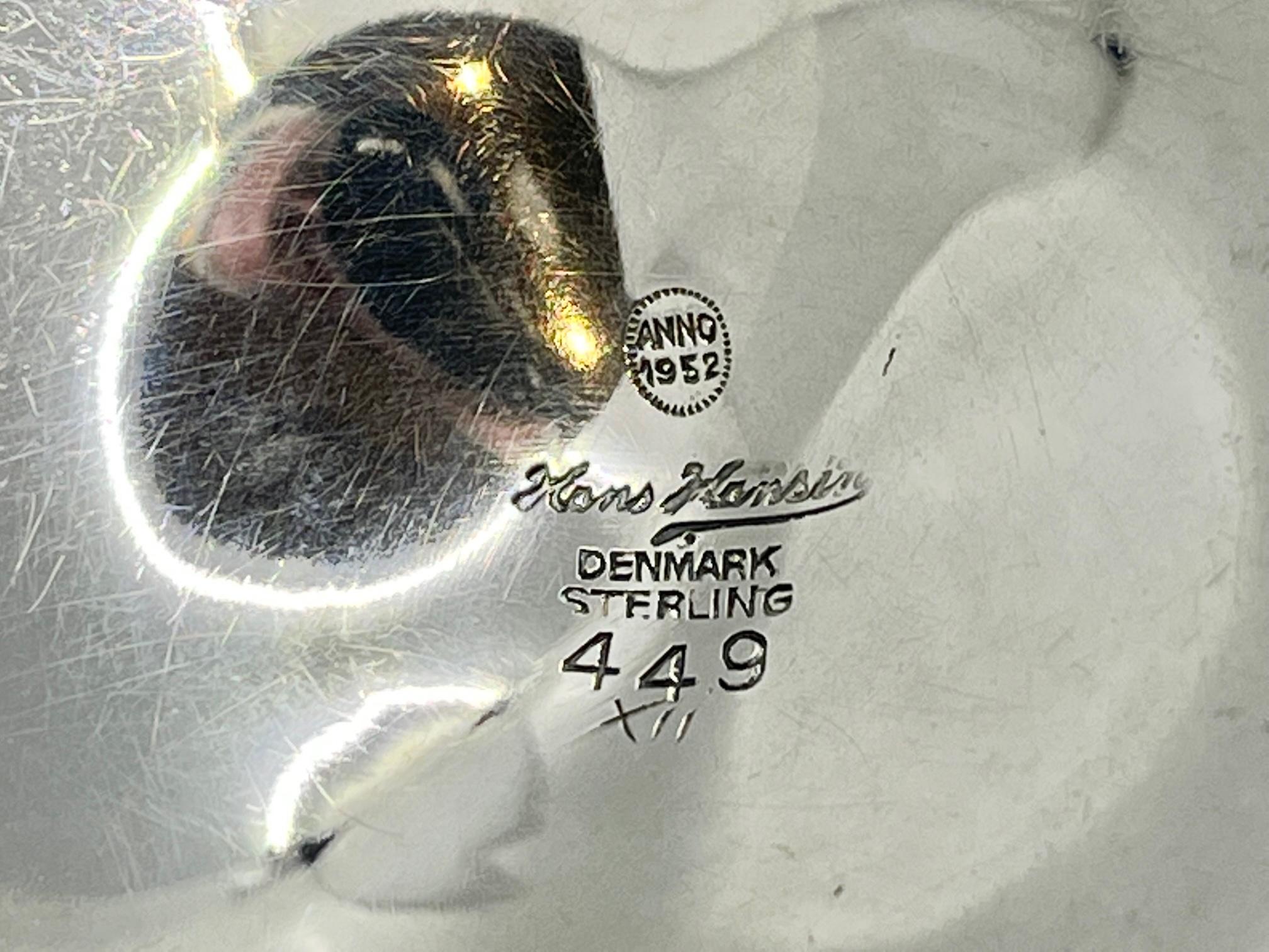 Ein Marmeladenglas aus Sterlingsilber und Steingut, Design #449 von Karl Gustav Hansen aus dem Jahr 1952, hergestellt von Hans Hansen aus Kolding, Dänemark. Das Steingutgefäß ist ganz, keine Chips oder Risse.

Zusätzliche Informationen:
MATERIAL: