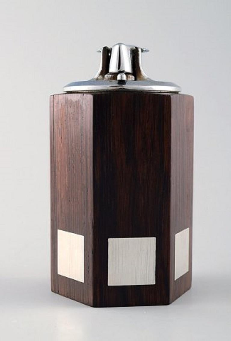 Hans Hansen: Table lighter in rosewood with inlaid silver.
Marked Hans Hansen, Denmark, 1960s. Danish design.
Measures: 10.5 x 6.5 cm.
In perfect condition.