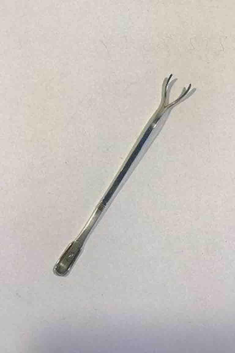 Forchetta per ostriche in argento Hans Hansen Thirslund 

Misura 11,5 cm (4 17/32 in).
  
