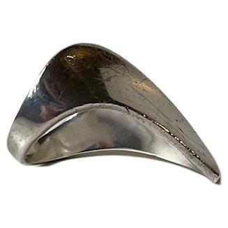 Brutalist/modern claw-shaped. ring designed by Allan Scharff and crafted at Hans Hansen Silversmithy in Kolding Denmark. Early version from the late 1970s. Stamped with HaH (Hans Hansen) 925S. Size 57 mm/18. This exact designed was also made through