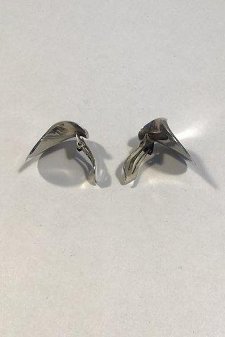 Hans Hansen(Georg Jensen) Sterling Silver Ear clips.

Measures 2.2 cm x 2.6 cm( 55/64 in x 1 1/32 in) Combined Weight 13.2 gr/0.47 oz.
