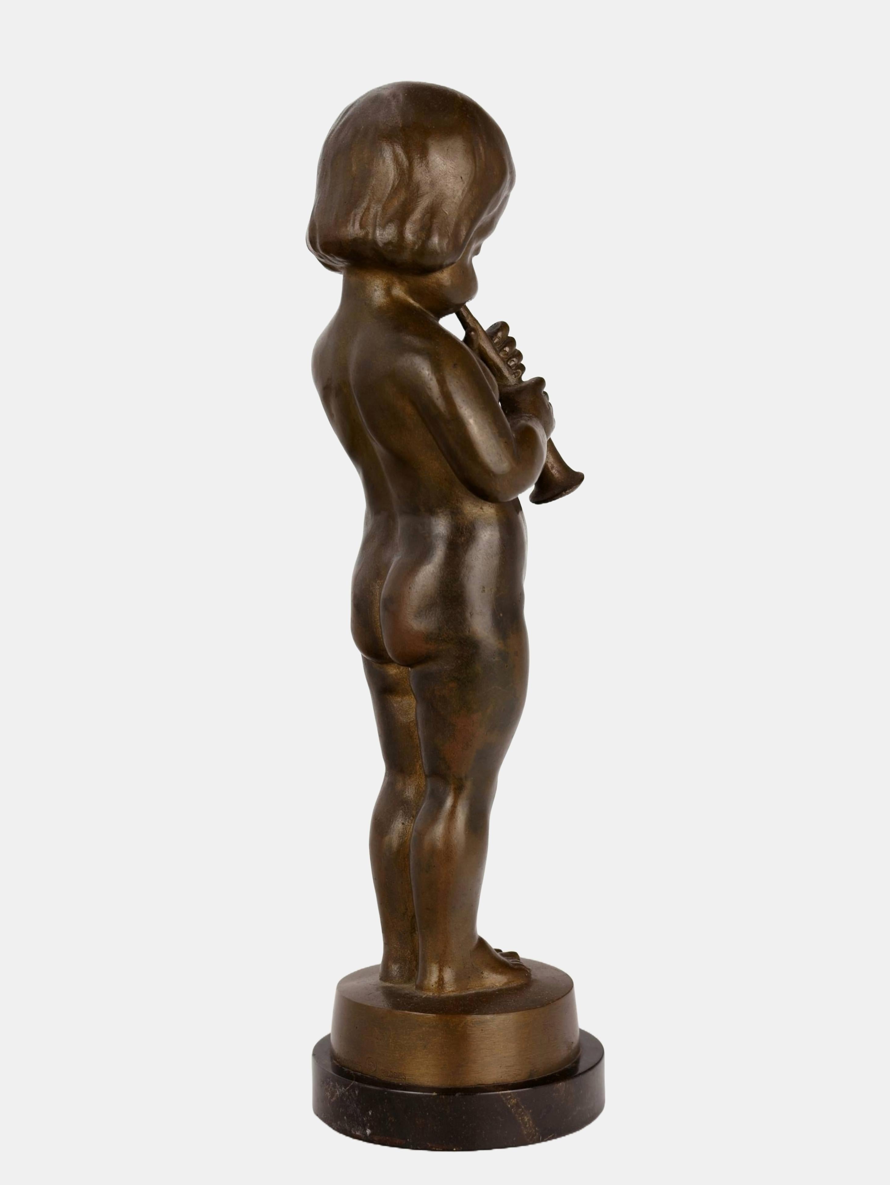 Hans Harders (1875 Mörel - 1955 Berlin), Garçon jouant du shawm, vers 1930. Bronze patiné foncé avec socle rond sur une base en marbre noir (2 cm de haut), hauteur totale 35 cm, diamètre de la base coulée 8 cm, poids 3,86 kg, marque de fonderie