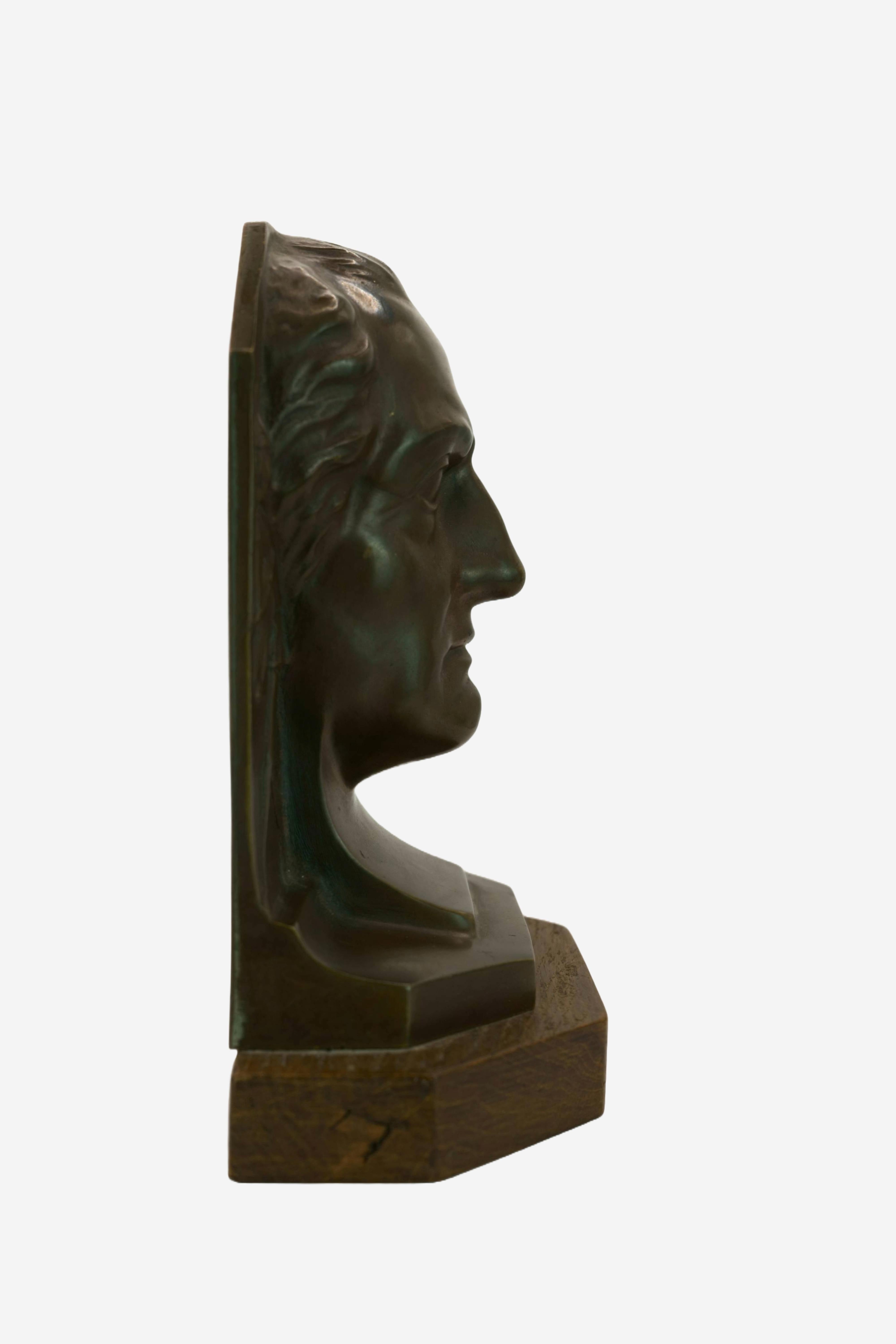 Hans Harders (1875 Mörel - 1955 Berlino), Goethe (fermaglio). Ottone patinato montato su una base di legno, 15 x 12 x 6 cm (raffigurazione), 17 x 14,5 x 7 cm (con la base), firmato nel calco 