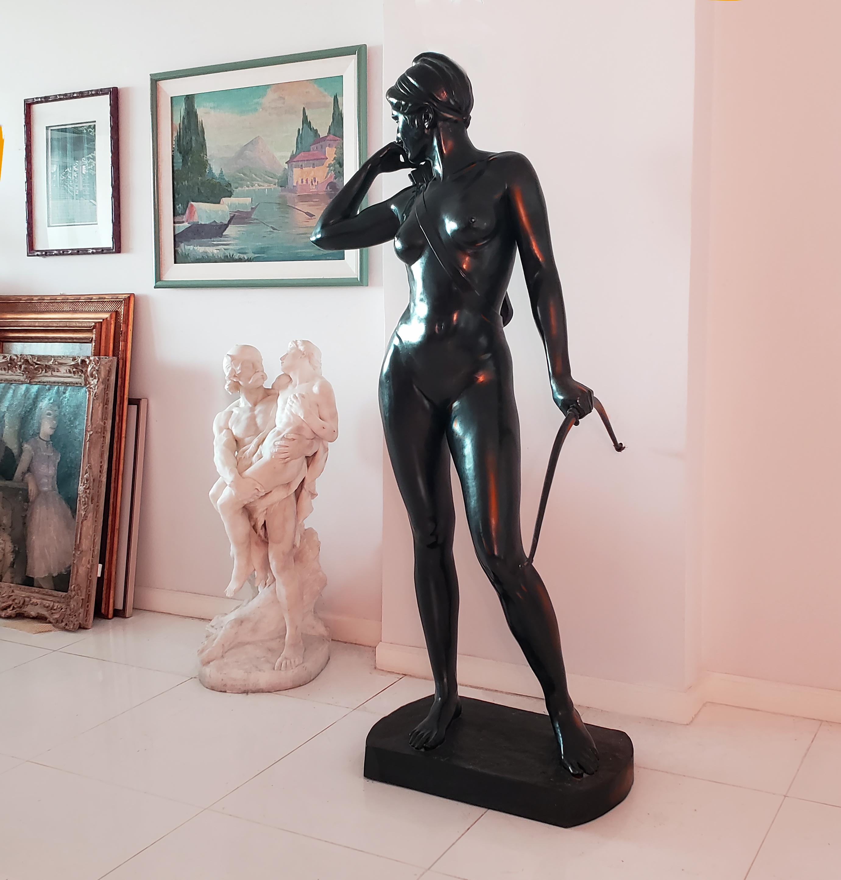 Il s'agit d'une pièce rare qui attire l'attention. Il s'agit d'un objet de qualité muséale qui sera la pièce maîtresse de n'importe quel espace. Les détails de la forme humaine, réalisés de main de maître, sont finement rendus dans un style pré-art