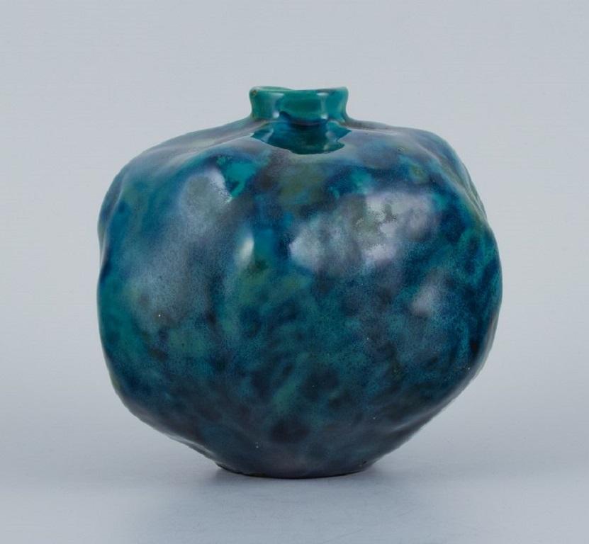 Hans Hedberg (1917-2007) for Biot, France, unique ceramic vase with glaze in blue-green shades.
Approx. 1980.
Signed.
In perfect condition.
Dimensions: H 15.0 x D 14.0 cm.