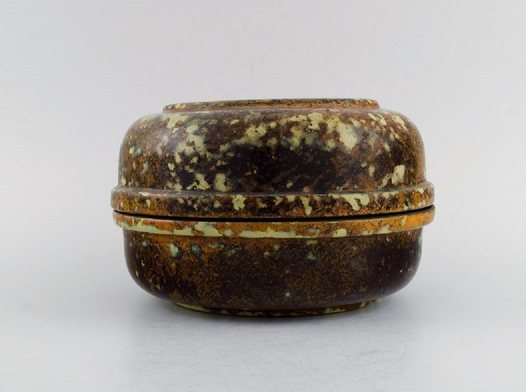 Français Pot à couvercle unique en céramique émaillée de Hans Hedberg, Suède en vente