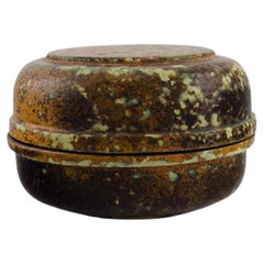 Pot à couvercle unique en céramique émaillée de Hans Hedberg, Suède