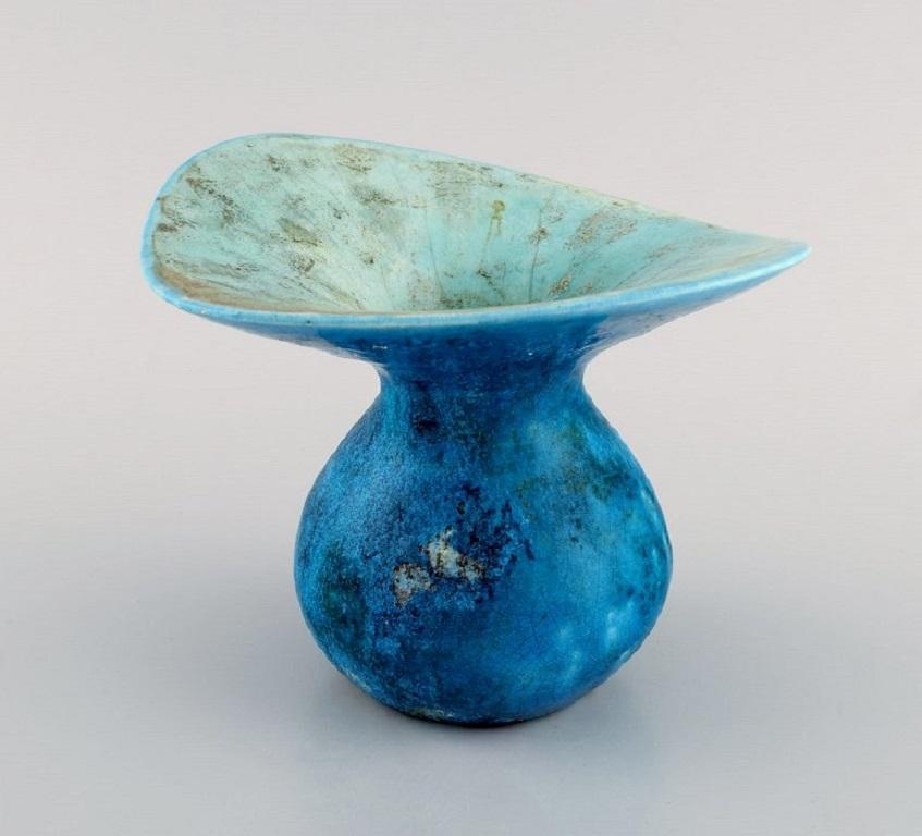 Hans Hedberg (1917-2007), Sweden. Unique vase in glazed ceramics from Hedberg's own workshop in Biot, Southern France. 
Beautiful glaze in turquoise and blue shades. 
1980s.
Signed.
Measures 17 x 15 cm.
In excellent condition. A few glaze