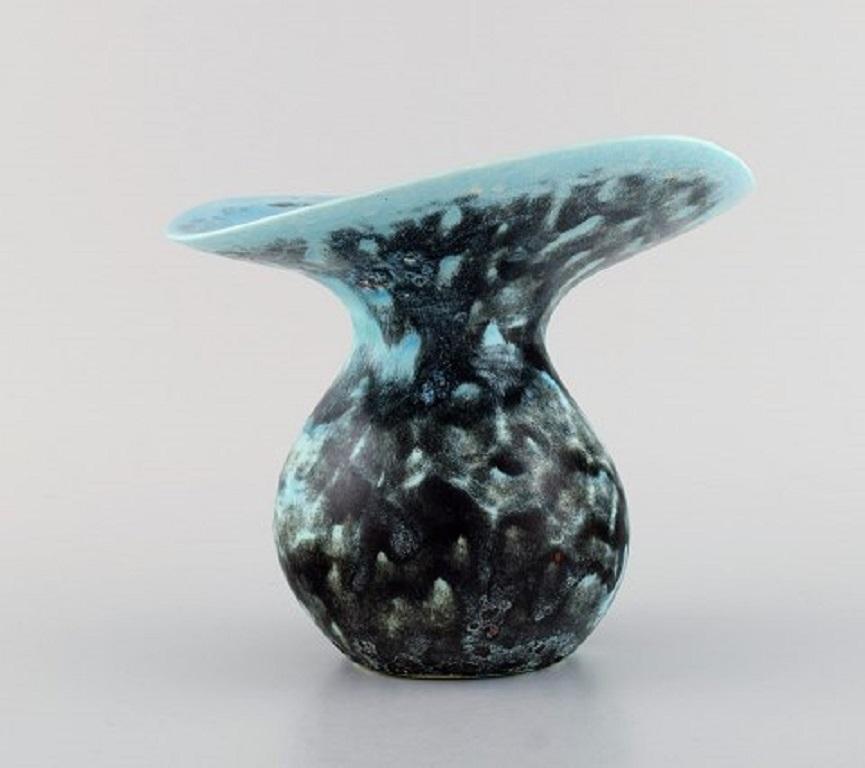 Hans Hedberg (1917-2007), Sweden. Unique vase in glazed ceramics from Hedberg's own workshop in Biot, Southern France, 1980s.
Beautiful glaze in turquoise and black shades.
Signed.
Measures: 17 x 15 cm.
In excellent condition.
Hedberg